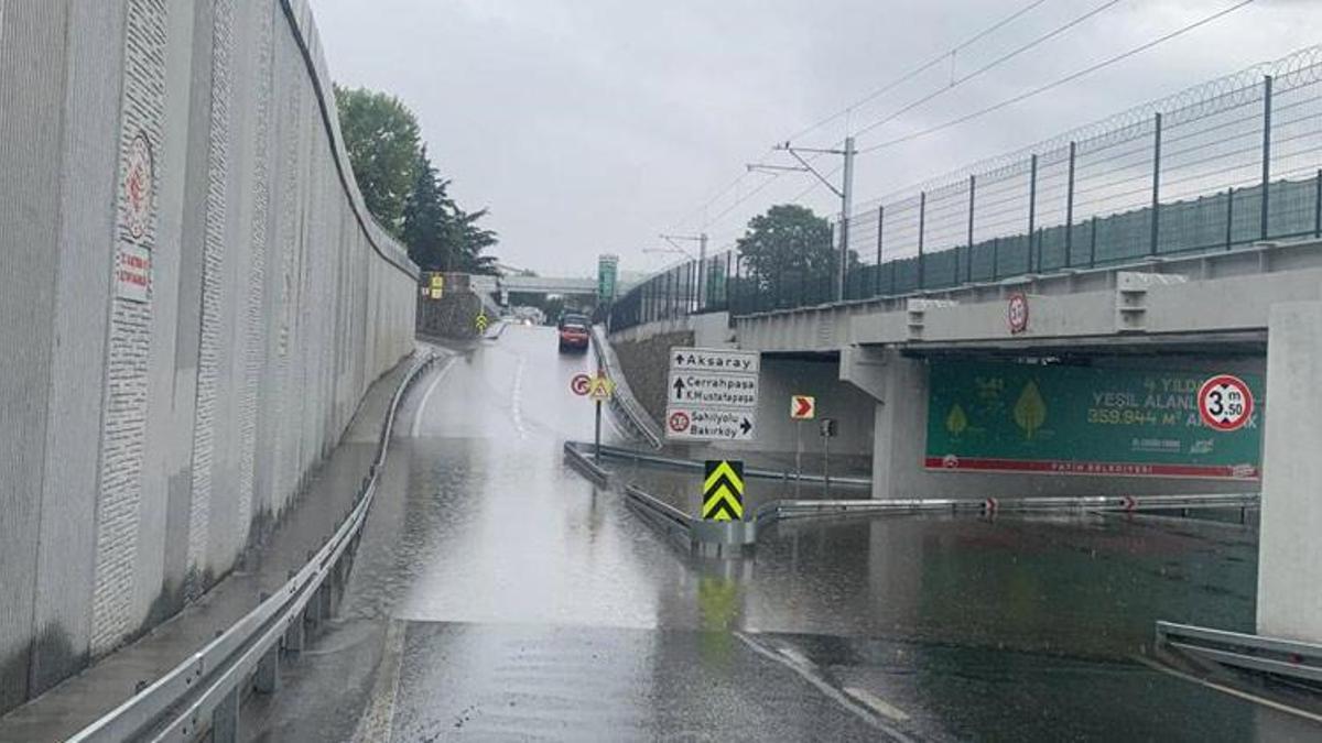 Fatih'te yeni yapılan alt geçidi su bastı! Şok eden görüntü