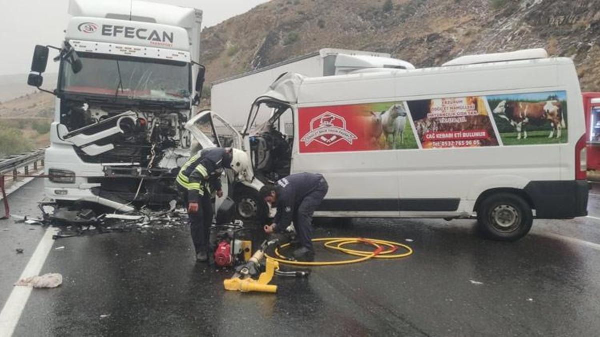 Minibüs ile TIR çarpıştı! Korkunç kaza