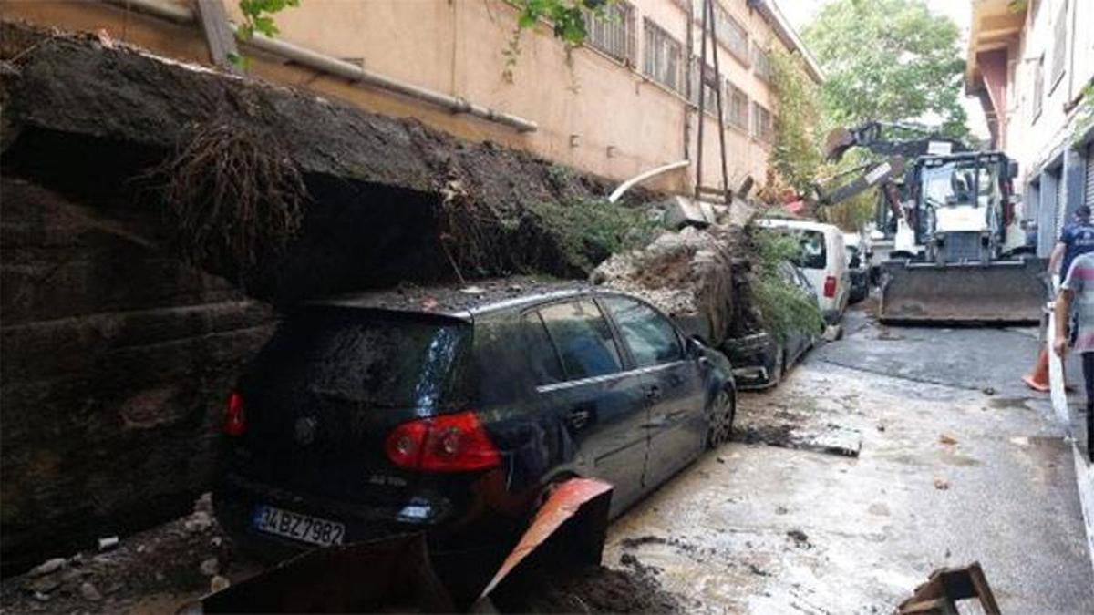 Zeytinburnu'nda istinat duvarı çöktü! 4 araç hasar gördü
