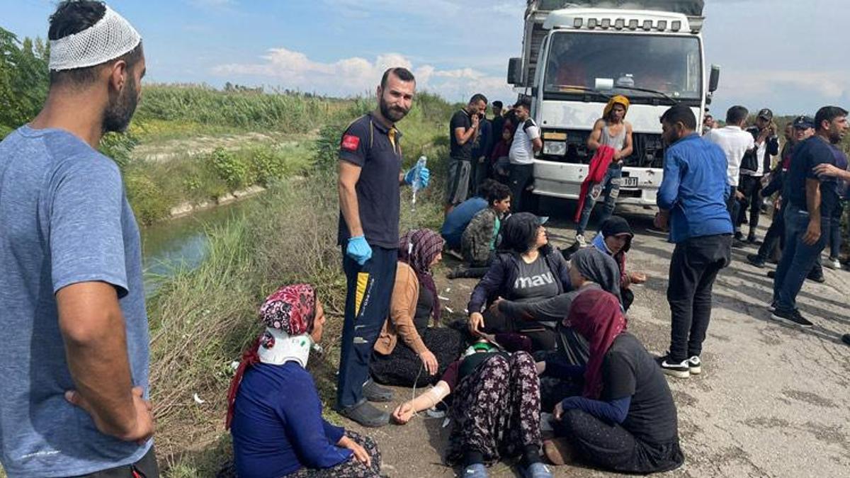 Tarım işçilerinin taşındığı minibüs kanala devrildi! Çok sayıda yaralı var