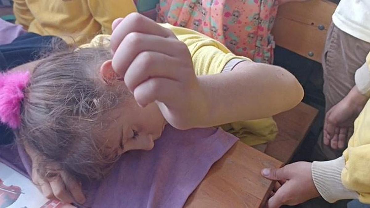 Derste uyuyor numarası yaptı! Kendini böyle ele verdi