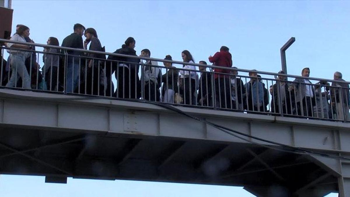 Metrobüs durağındaki yoğunluk eziyete dönüştü vatandaşlar isyan etti