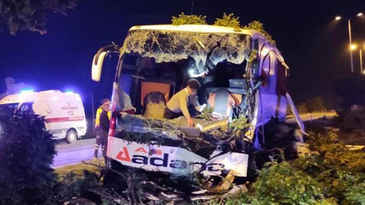 Yolcu otobüsü aydınlatma direğine çarptı: 16 yaralı