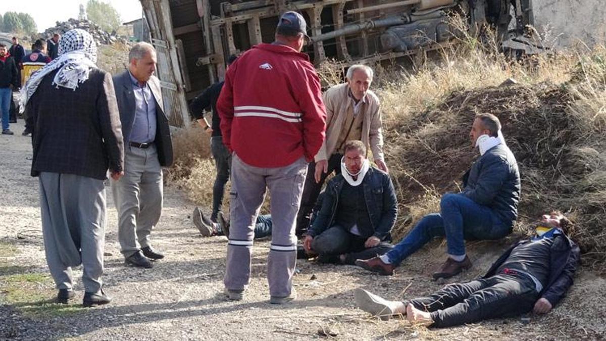 Erzurum'da takla atan kamyonet duvara çarptı! Çok sayıda yaralı var