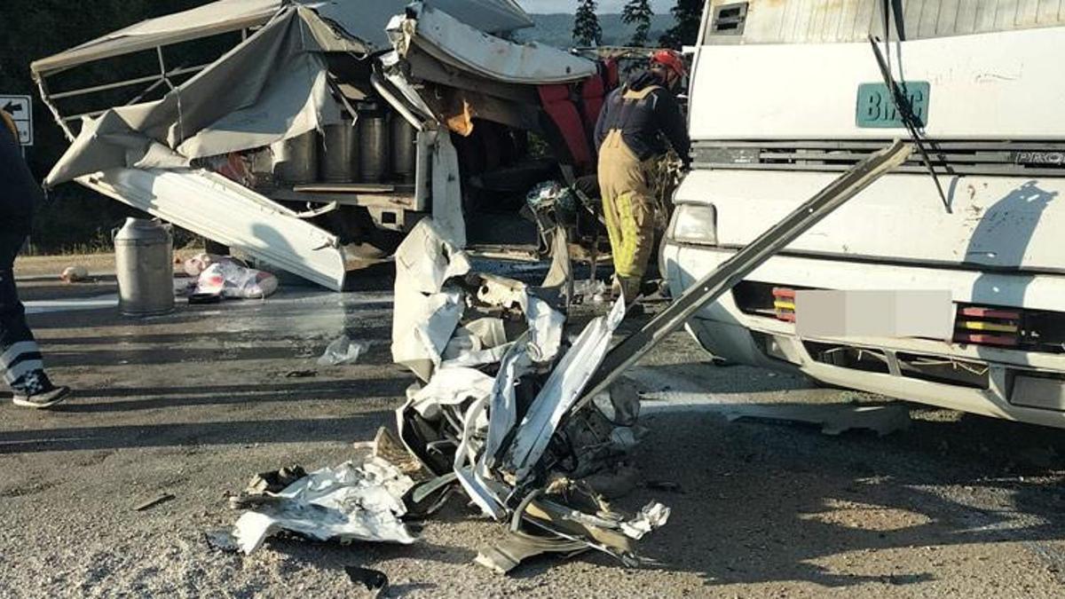 Süt toplama kamyoneti kamyona çarptı! Çok sayıda ölü ve yaralı var