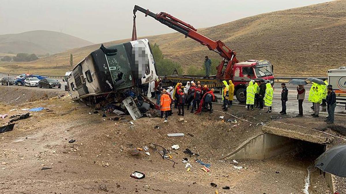 Sivas'ta yolcu otobüsü devrildi! 7 kişi hayatını kaybetti