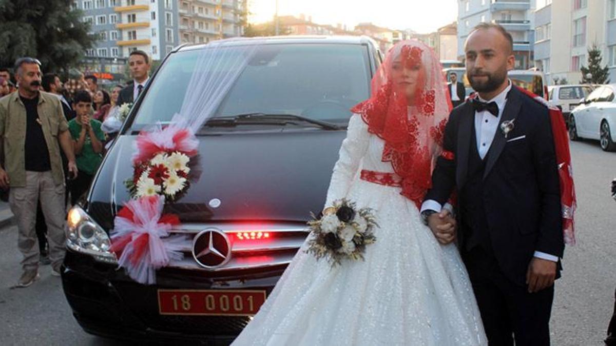 Valinin makam aracı, gelin arabası oldu! Çiçeklerle süslendi