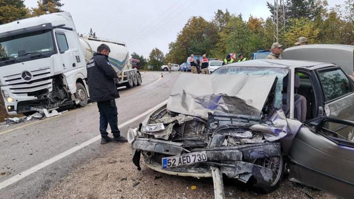 Otomobil ile tır çarpıştı: 3 ölü, 3 yaralı