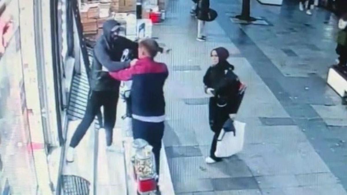 Sultangazi'de eşini taciz eden şüpheliye saldırdı! Sokak ortasında dövdü