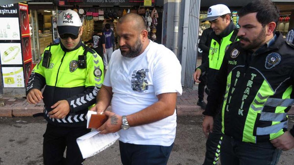 Kadıköy'de denetim sırasında ceza yazılan sürücü isyan etti