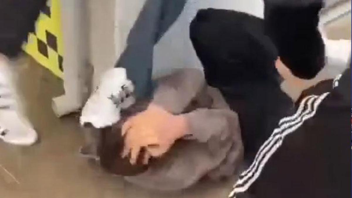'Kız meselesi' nedeniyle lise öğrencileri birbirine girdi! Bıçaklayıp kameraya kaydettiler