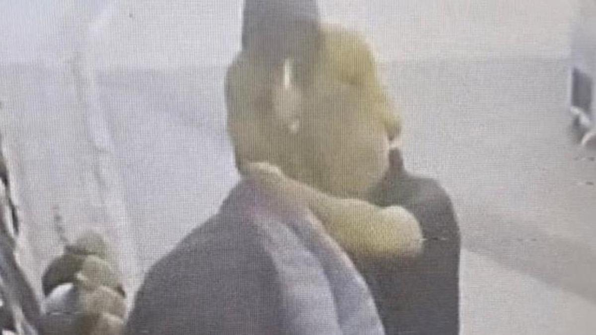 Montla birlikte cansız mankeni de çalıyordu! Esnaf yakaladı