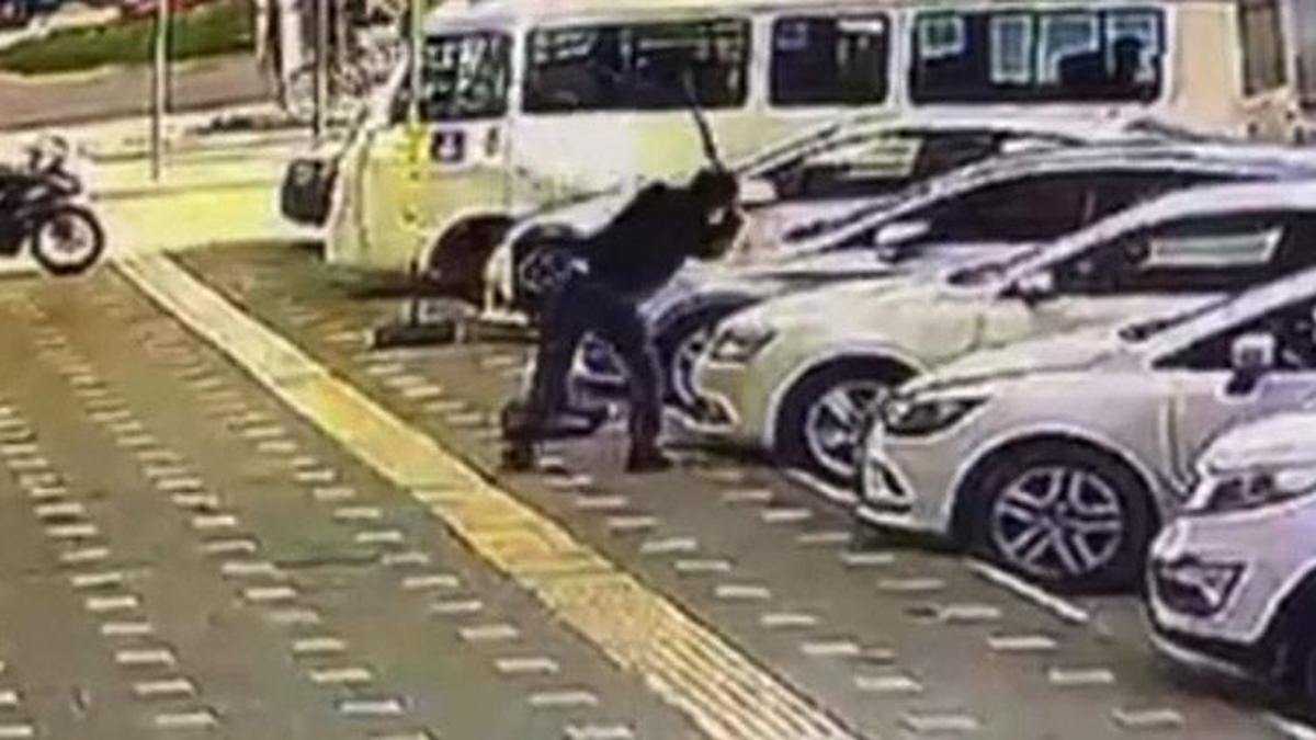 Baltalı dehşet! O anlar kameralara yansıdı
