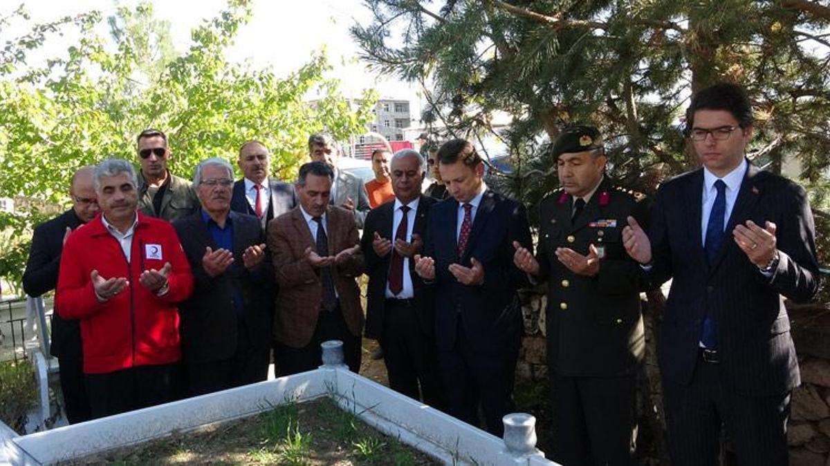 Van'da 12 yıl önceki depremde hayatını kaybedenler anıldı! 644 kişi vefat etmişti