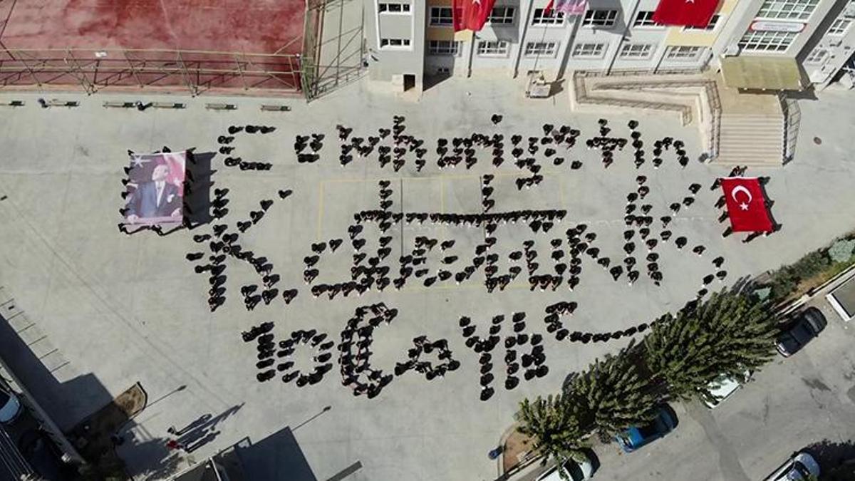 Liselerde 100. yıl coşkusu! Öğrenciler Atatürk’ün imzasını çizdiler