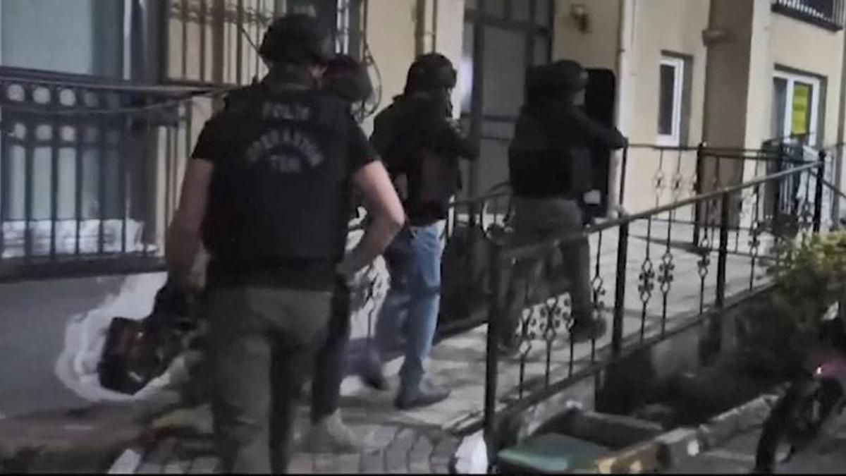 Terör örgütü üyelerine sahte pasaport hazırlayanlara operasyon! Gözaltılar var