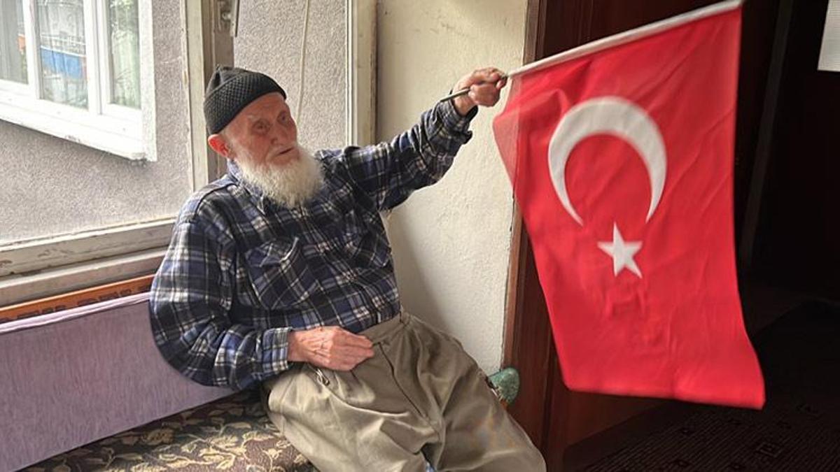 100 yaşındaki Recep dede, Cumhuriyet'le aynı yaşta olmanın mutluluğunu yaşıyor!