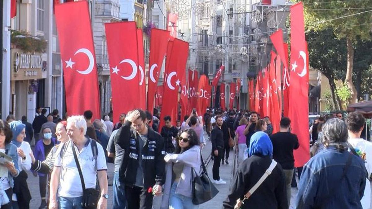 İstiklal Caddesi Türk bayraklarıyla donatıldı