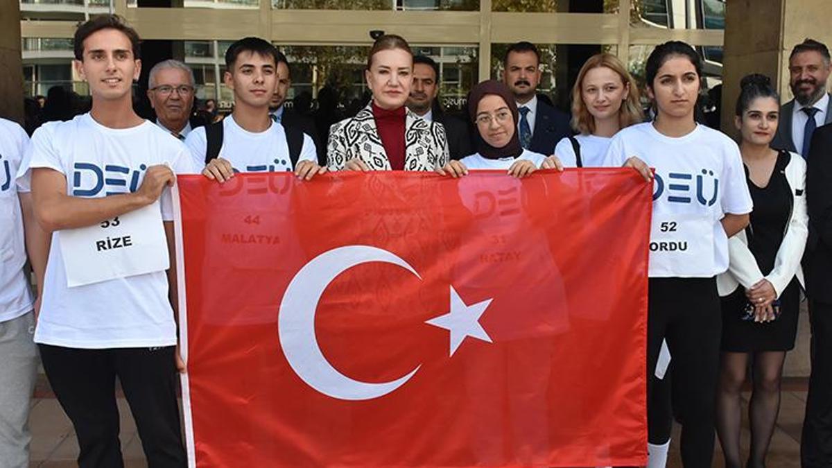 81 öğrenci, Cumhuriyet'in 100'üncü yılı için koşup, taşıdıkları bayrağı müzeye teslim etti