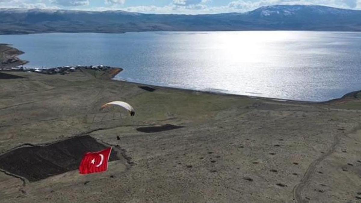 2241 metre rakımlı Balık Gölü manzarası eşliğinde dev Türk bayrağı ile uçtu