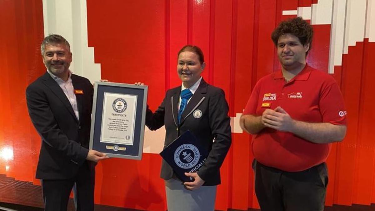 LEGO parçalarından yapılmış dünyanın en büyük bayrağı Türk bayrağı oldu