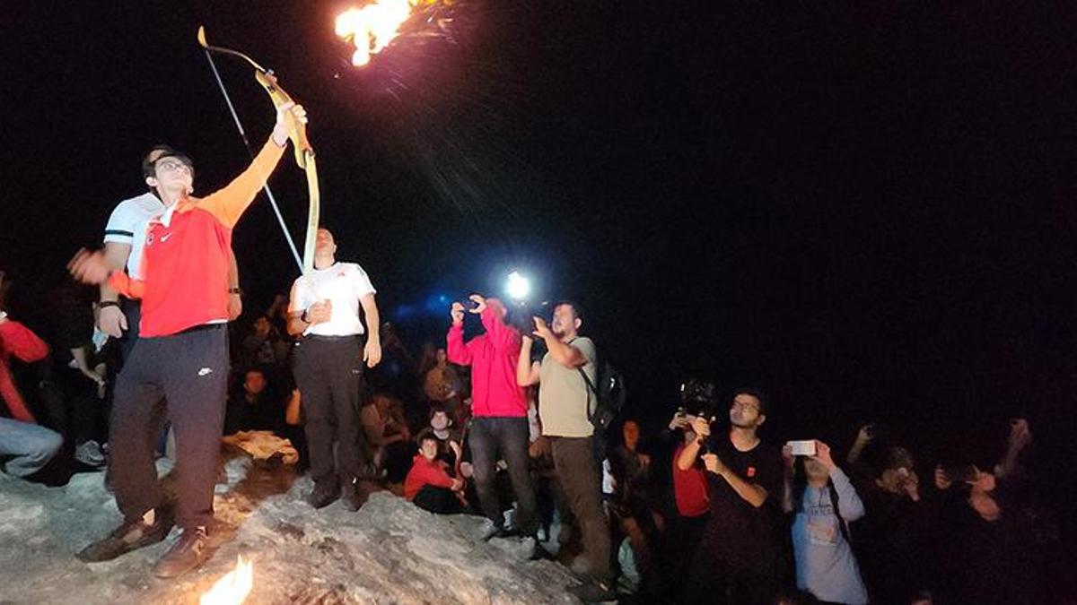 'Cumhuriyet' coşkusu; Mete Gazoz, sönmeyen ateşle ok yakıp, atış yaptı