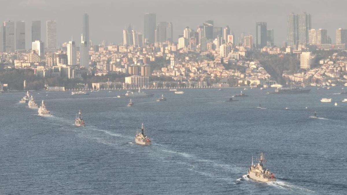 Türk donanması Boğaz'da dosta güven düşmana korku verdi