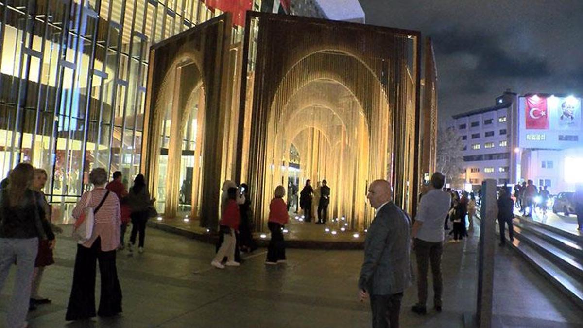 'Açık Yapıt' Cumhuriyetin 100. Yılında AKM'de sergileniyor