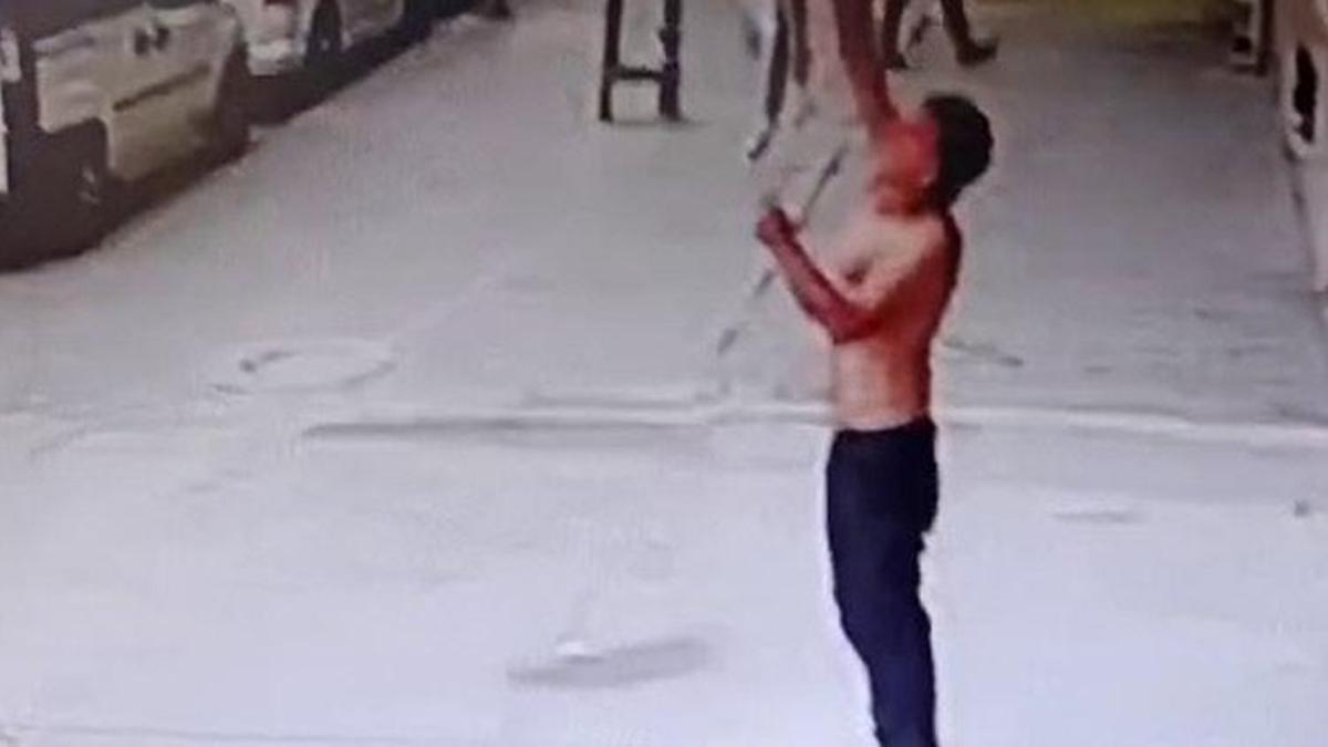 Gömleğini çıkartıp iş yerinin tabelasını yaktı! Akılalmaz olay