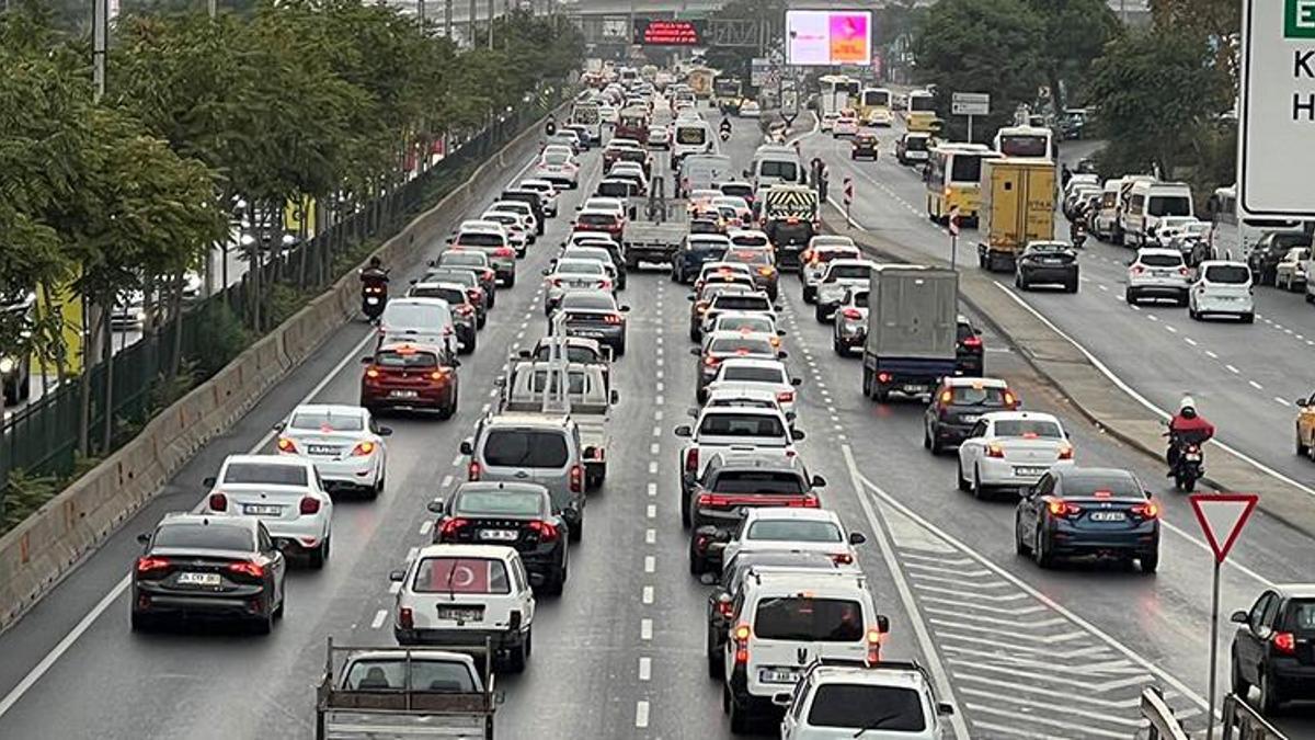 İstanbul'un bazı bölgelerinde trafikte yoğunluk yaşanıyor