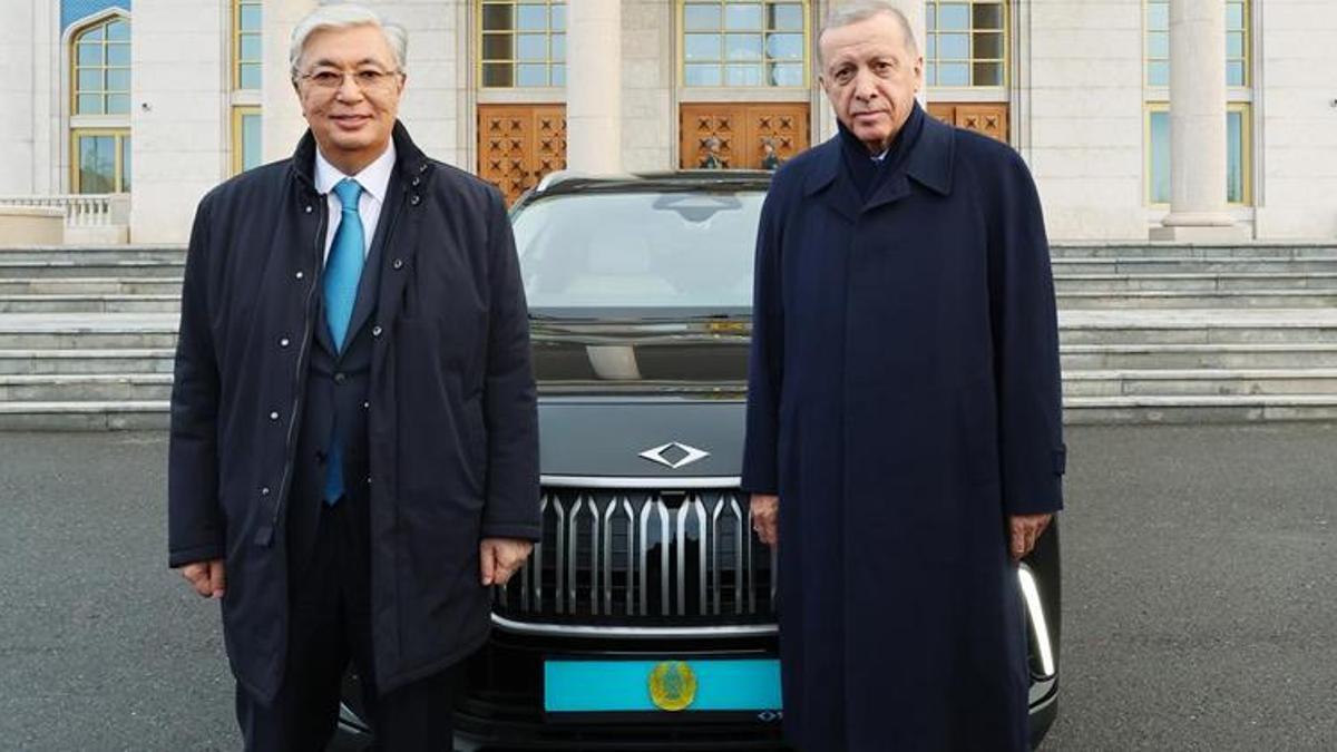 Cumhurbaşkanı Erdoğan, Tokayev'e Togg hediye etti