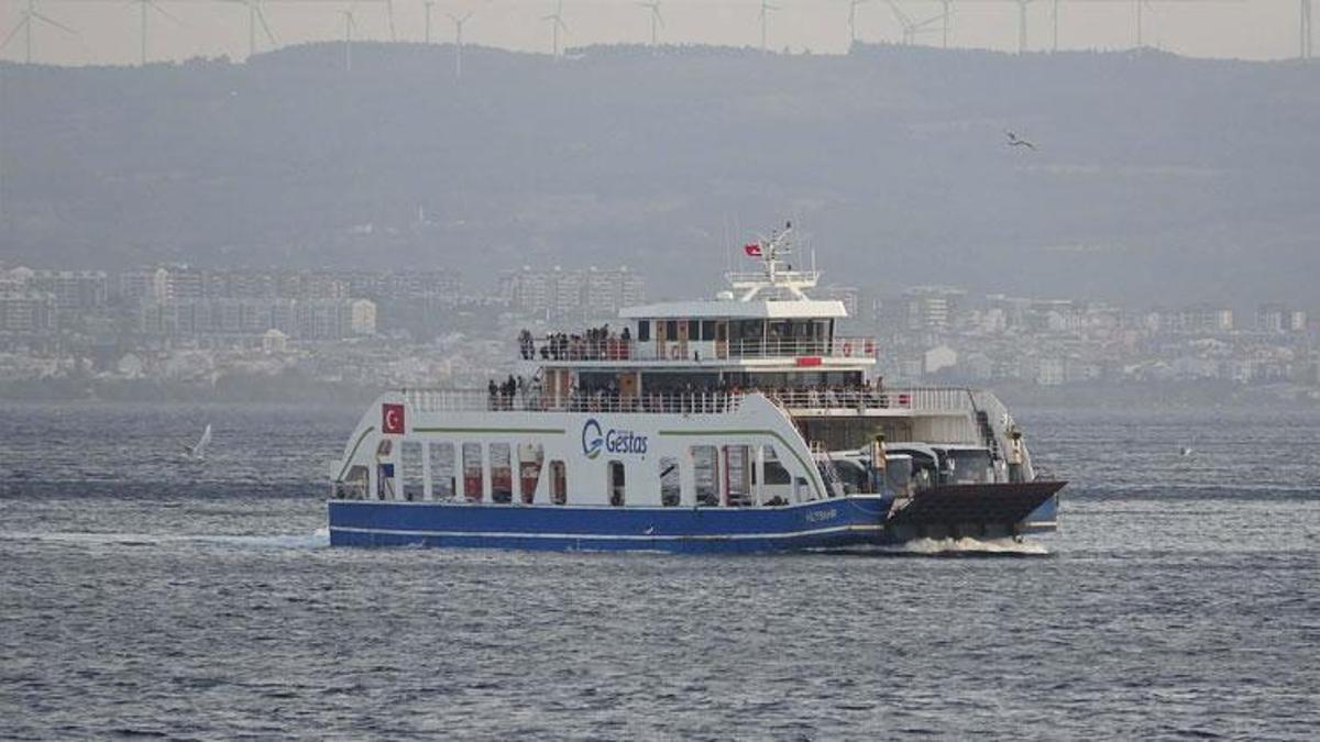 Gökçeada ve Bozcaada feribot seferlerine 'fırtına' engeli