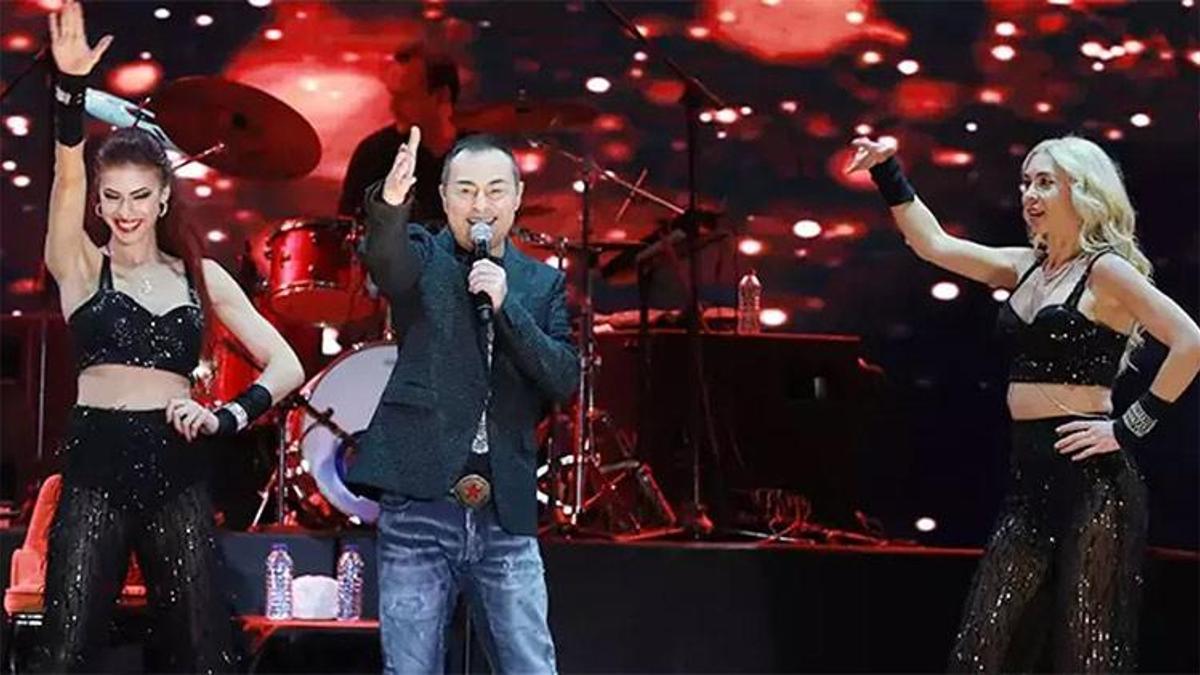 Kuruçeşme Açıkhava'da finali Serdar Ortaç yaptı! Hayranları yağmur dinlemedi