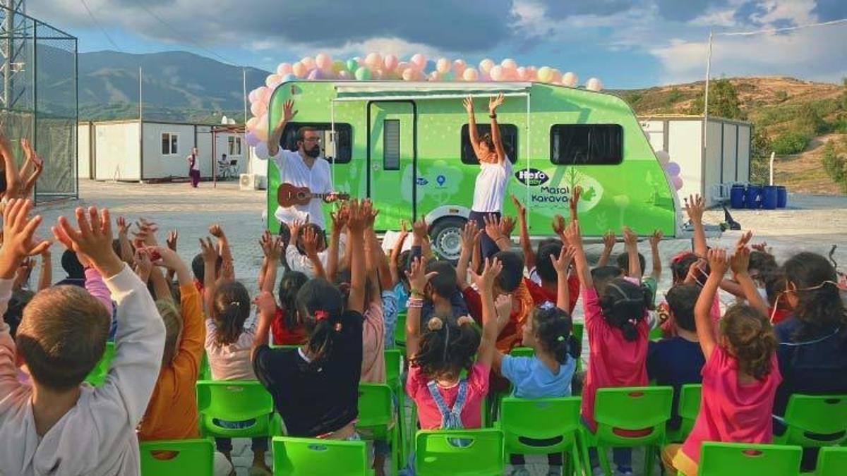Deprem bölgesindeki çocuklara “Masal Karavanı” projesi ile destek