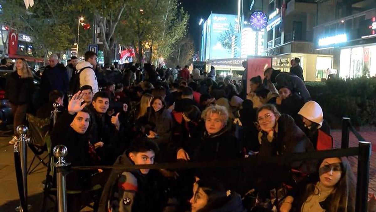Kadıköy'de mağaza açılışı indirim için yüzlerce kişi saatlerce bekledi: Sıramı 5 bin TL'ye veririm