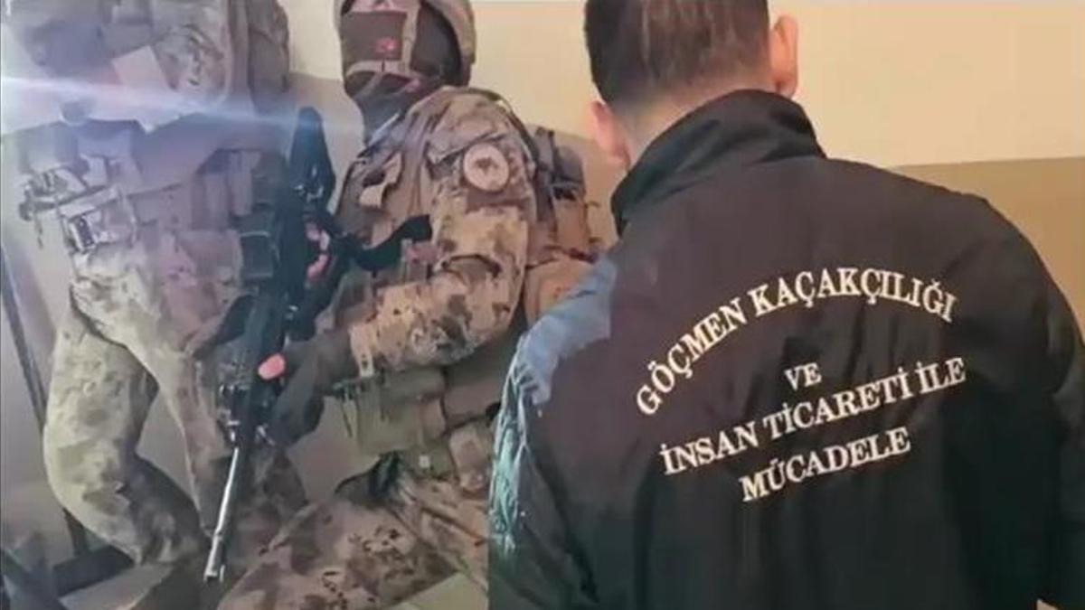 İstanbul'da göçmen kaçakçılarına operasyon: 4'ü polis 15 gözaltı