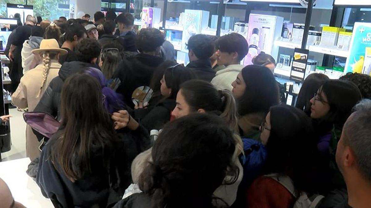 Kadıköy'de ünlü kozmetik mağazası açılışında izdiham