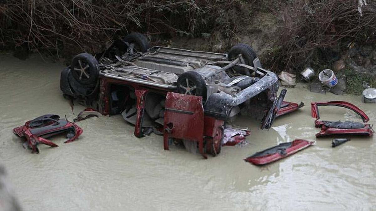 Hafif ticari araç Gediz Nehri'ne uçtu! Feci kaza