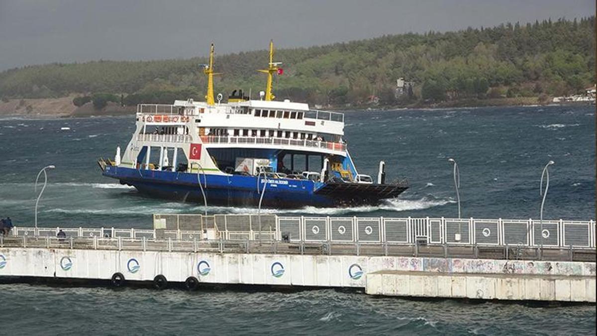 Gökçeada ve Bozcaada feribot seferlerine 'fırtına' engeli