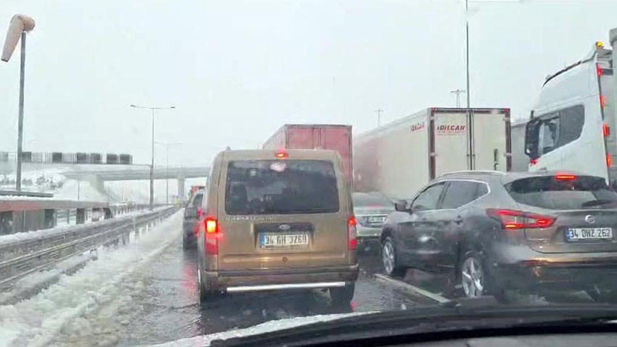 TEM Otoyolu'nda ulaşıma 'kar' engeli; araç kuyrukları oluştu