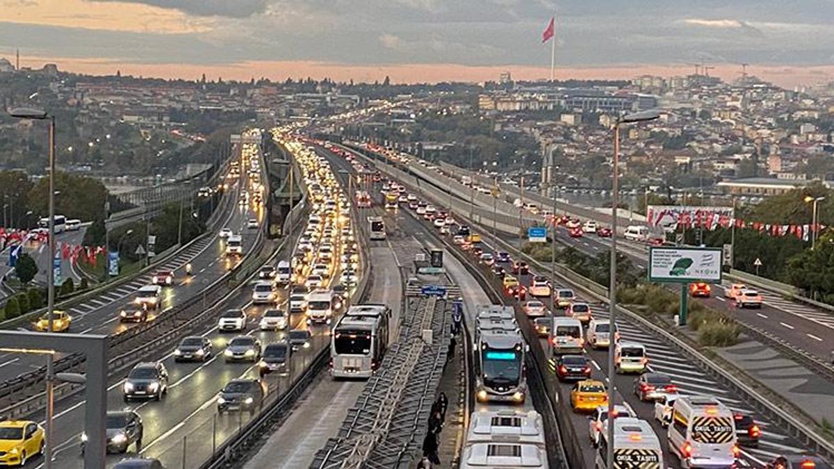 İstanbul'da okulların açılmasıyla sabah trafik yoğunluğu oluştu