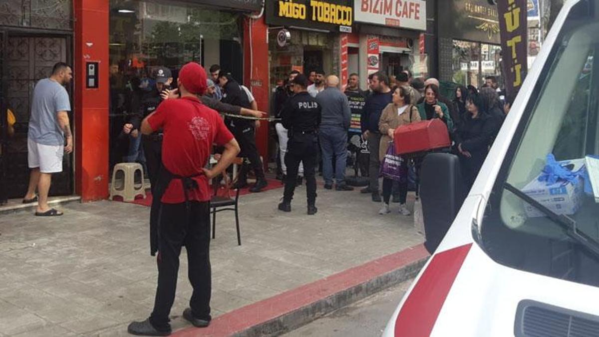 Bir ay önce boşandığı eşini restoranda yemek yerken öldürdü