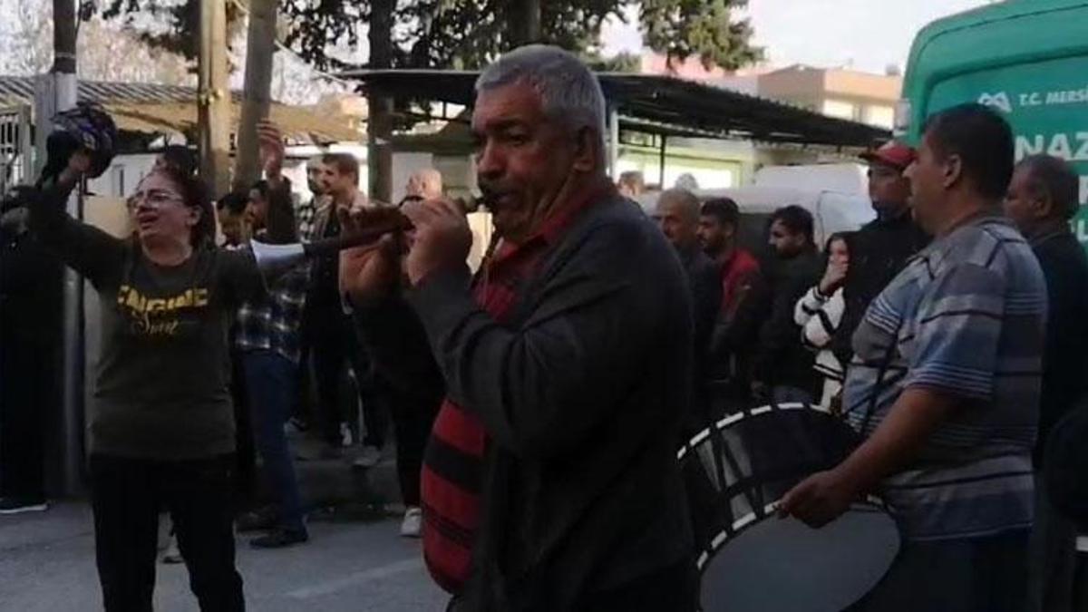 Kulüp başkanının cenazesi mezarlığa götürülürken davul zurna çaldı!
