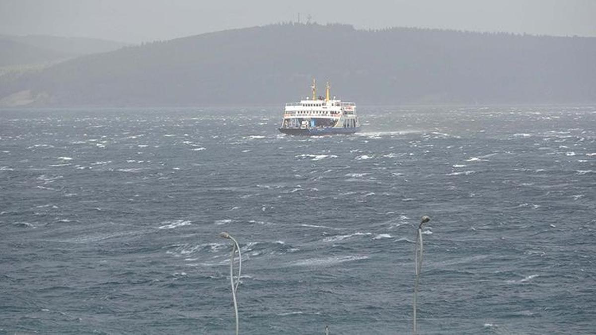 Gökçeada ve Bozcaada feribot seferlerine 'fırtına' engeli