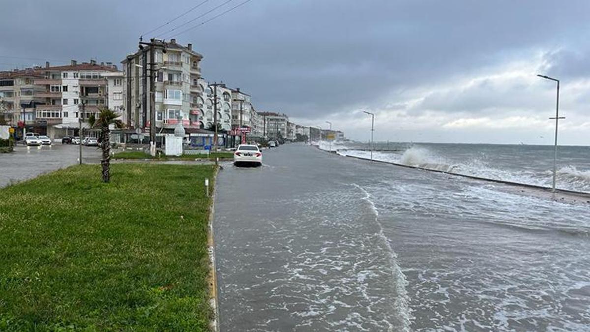 Yalova'da deniz ile kara birleşti; İDO seferleri iptal