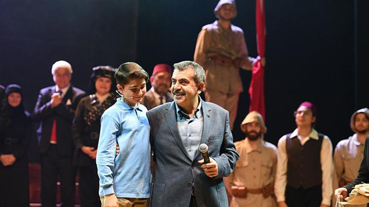 MEB'in 'Cumhuriyete Doğru' tiyatro oyununun galası Ankara'da düzenlendi