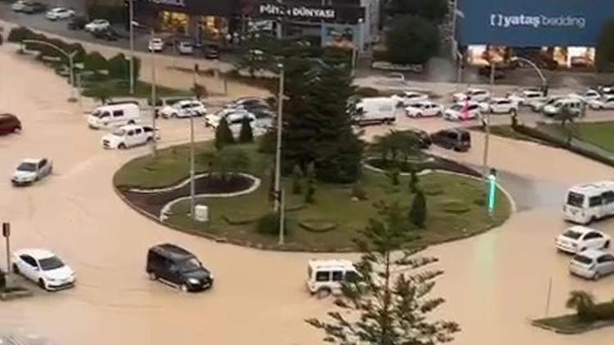 Su borusu patladı, yollar nehre döndü