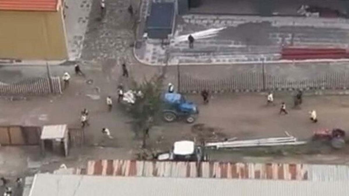 İş makinesi operatörü tartıştığı işçileri kepçeyle kovaladı