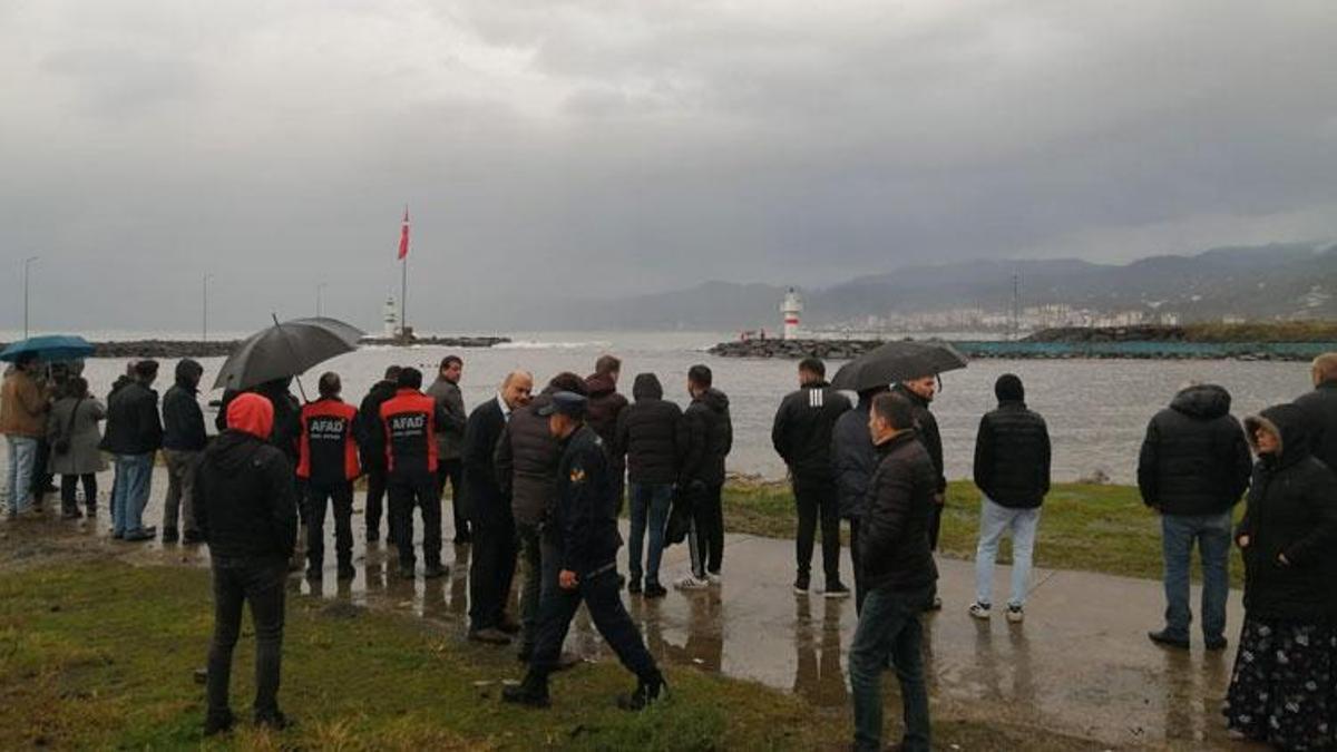 Fırtınada deniz kenarında fotoğraf çektirmek isteyen 2 genç dalgalara kapılarak kayboldu