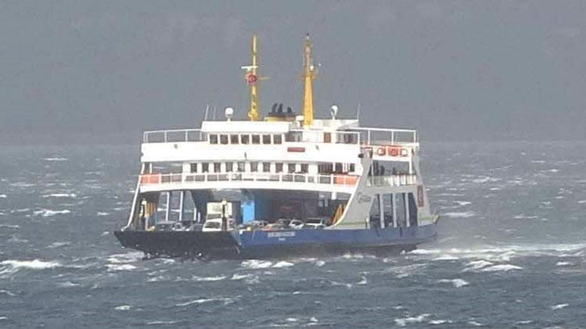 Gökçeada ve Bozcaada feribot seferlerine 'fırtına' engeli
